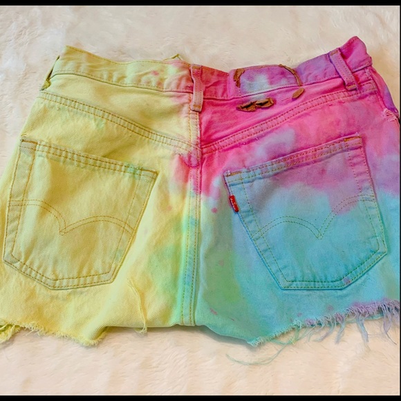 Urban Outfitters tye dye Levi’s shorts - Picture 2 of 2